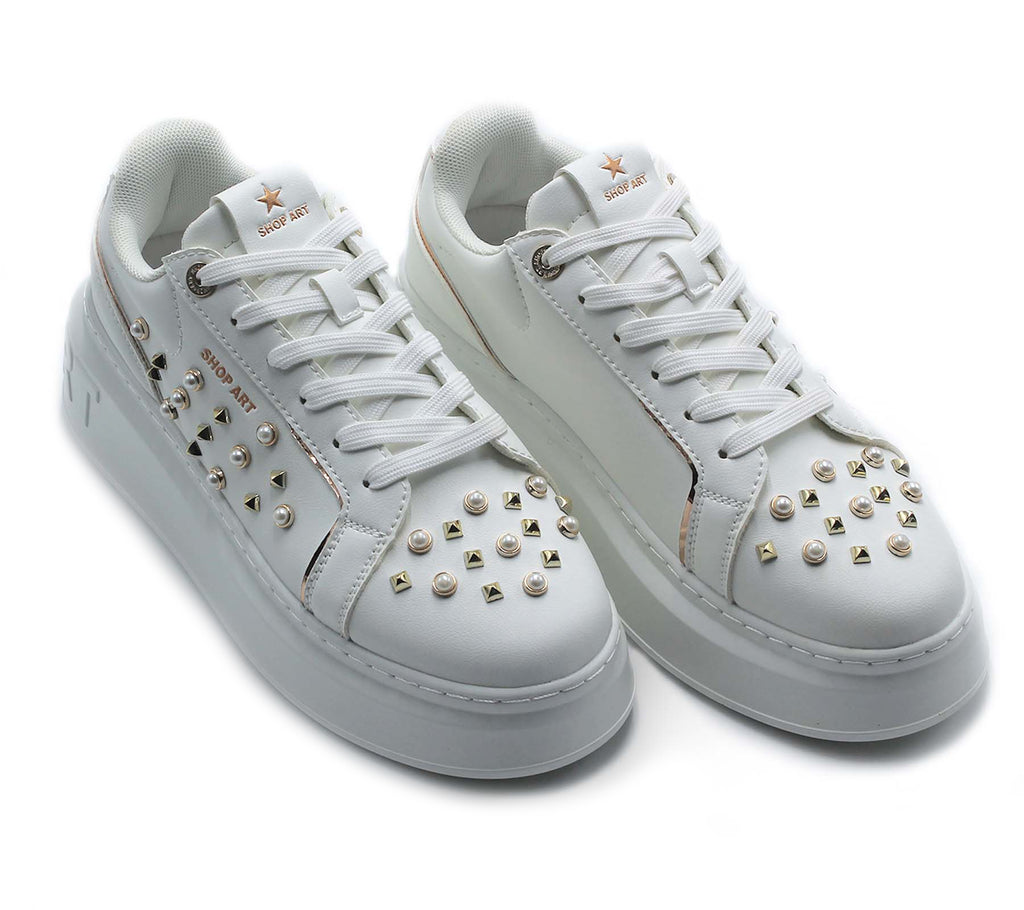 Sneakers in eco leather / borchie / mezze perle